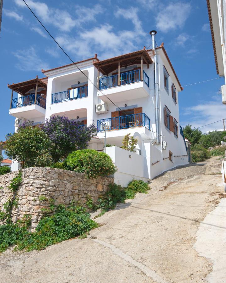 פטיטיריון Kavos Apartments Alonissos מראה חיצוני תמונה
