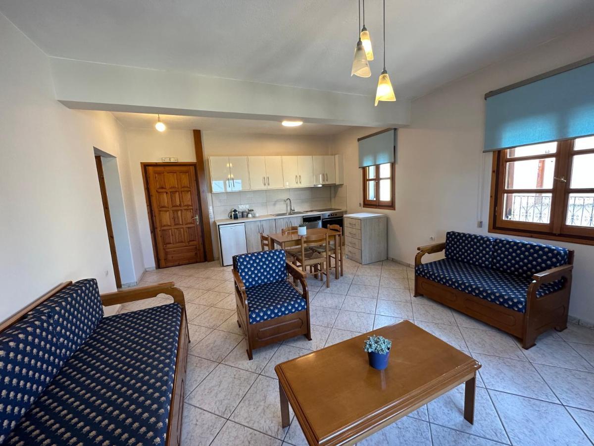 פטיטיריון Kavos Apartments Alonissos מראה חיצוני תמונה