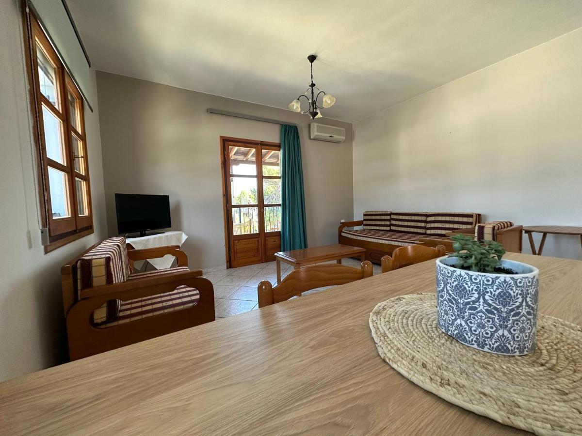 פטיטיריון Kavos Apartments Alonissos מראה חיצוני תמונה
