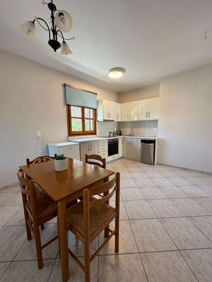 פטיטיריון Kavos Apartments Alonissos מראה חיצוני תמונה