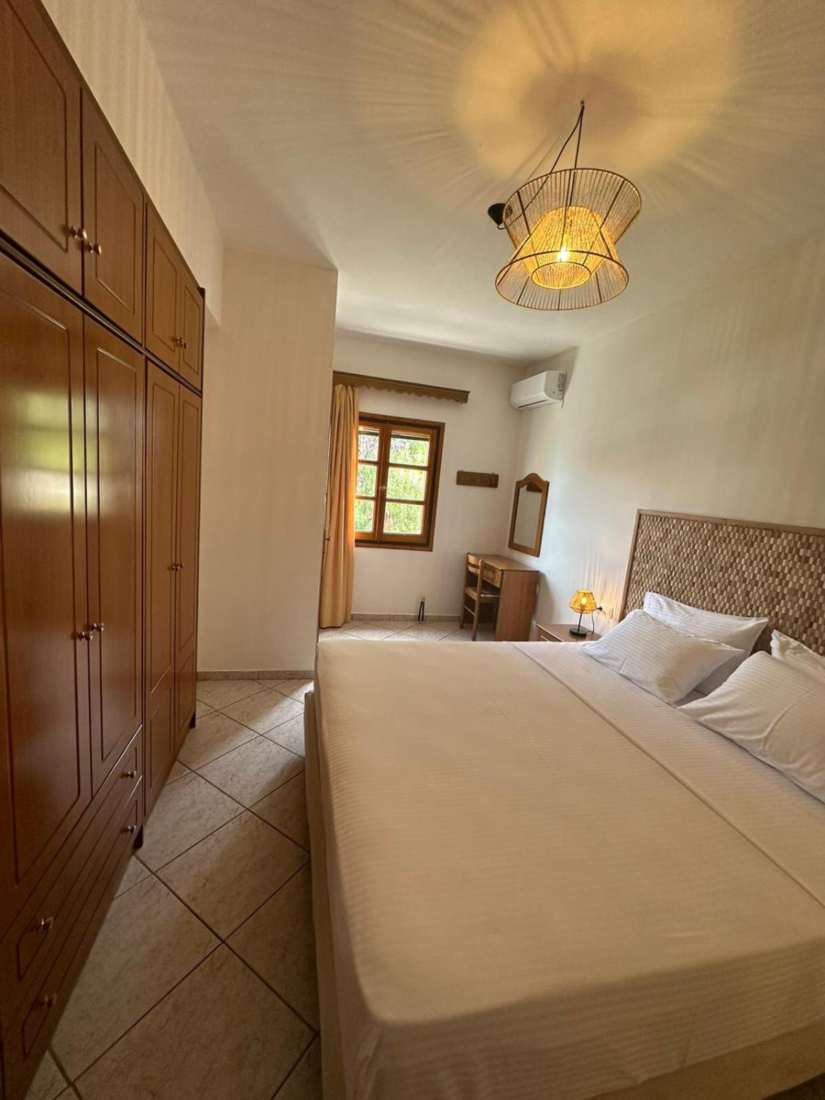פטיטיריון Kavos Apartments Alonissos מראה חיצוני תמונה