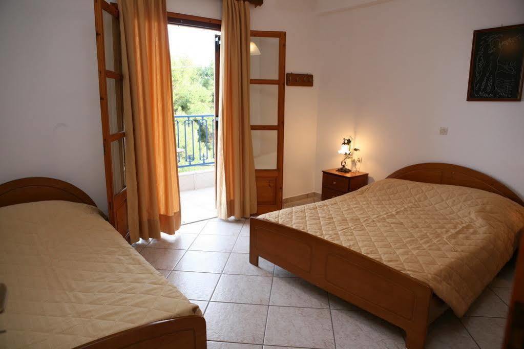 פטיטיריון Kavos Apartments Alonissos מראה חיצוני תמונה