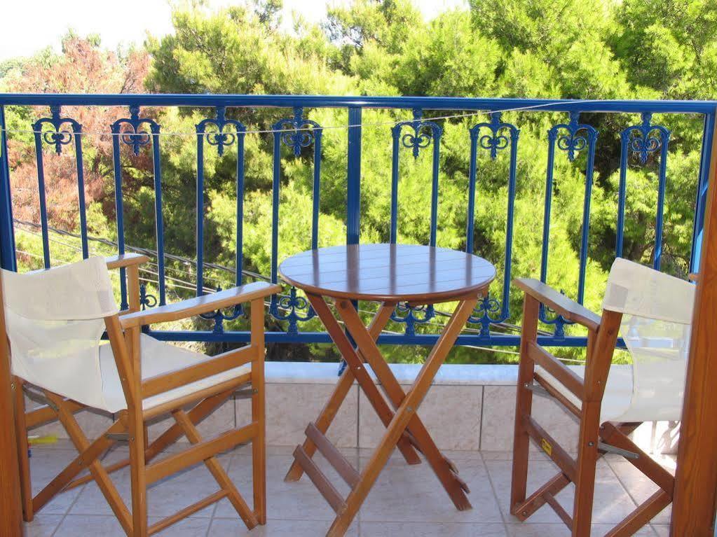 פטיטיריון Kavos Apartments Alonissos מראה חיצוני תמונה
